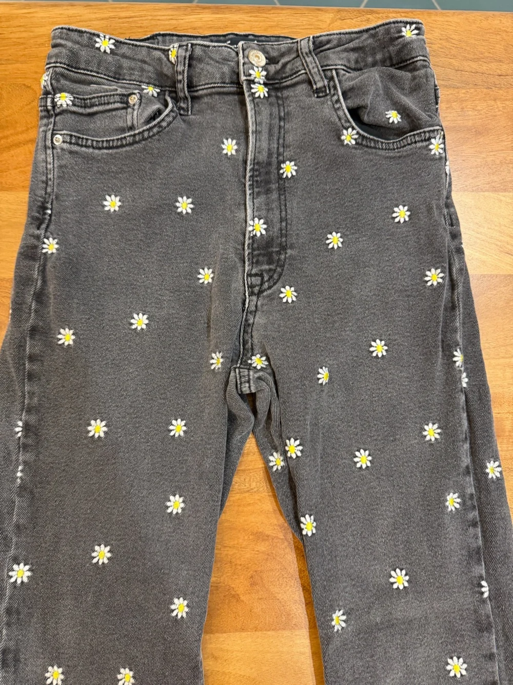 stradivarius Vintage Black ’Mom Slim’ Jeans w/ Daisy Embroidery Size 8